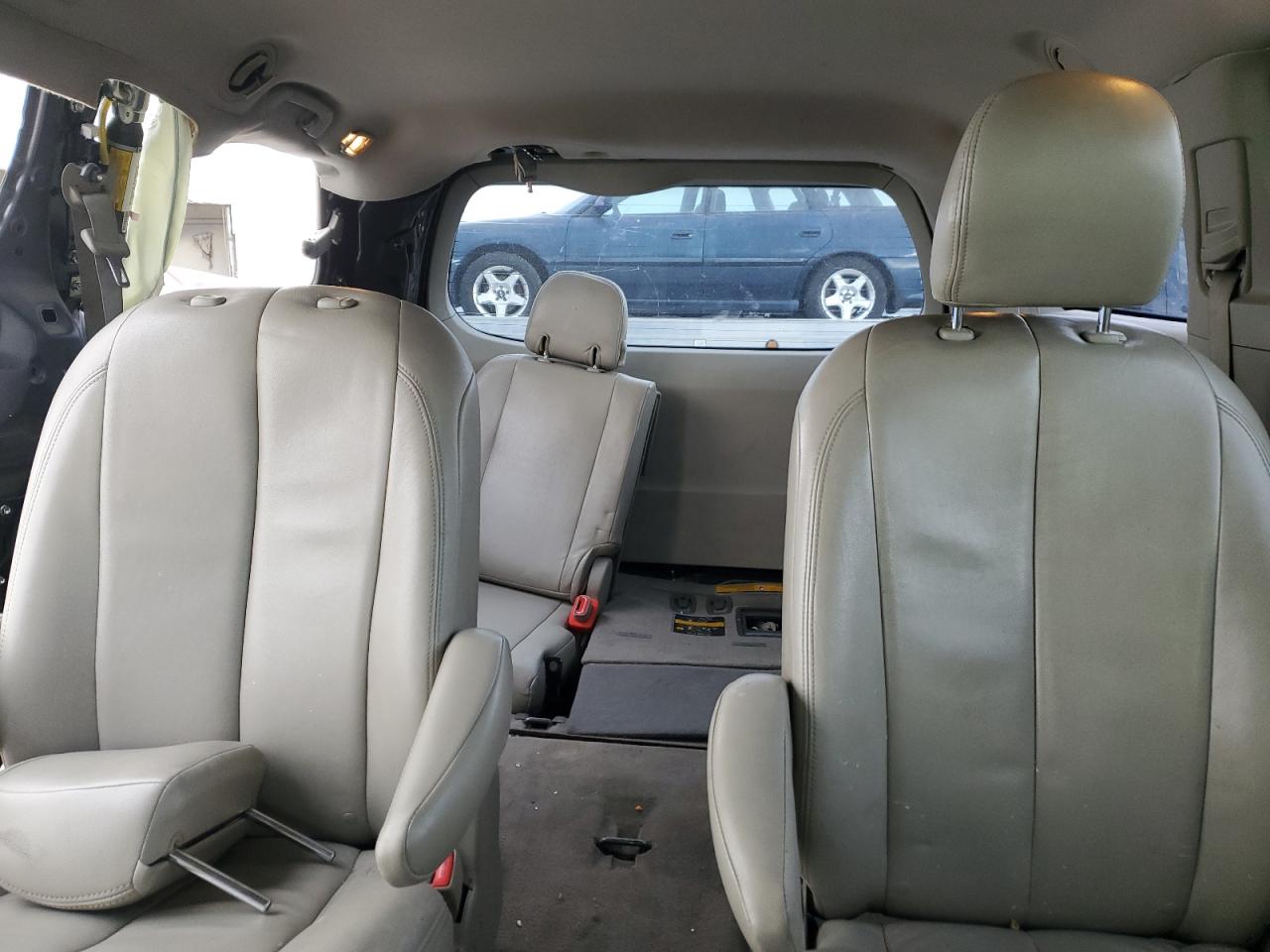 2011 Toyota Sienna - Image 10