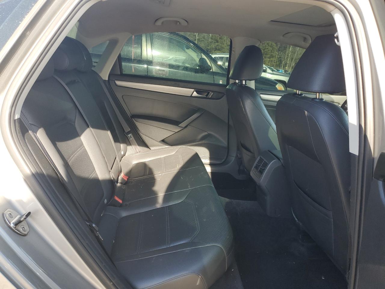 2014 Volkswagen Passat - Image 10