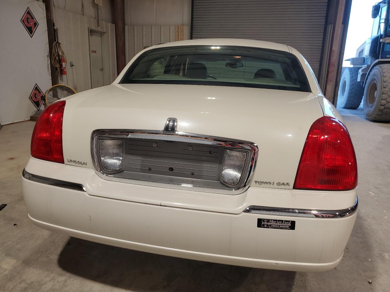 2003 Lincoln Town Car - Image 6
