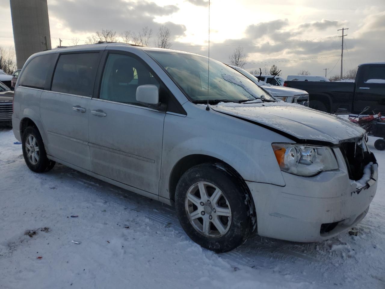 2009 Chrysler Town & Country - Image 4