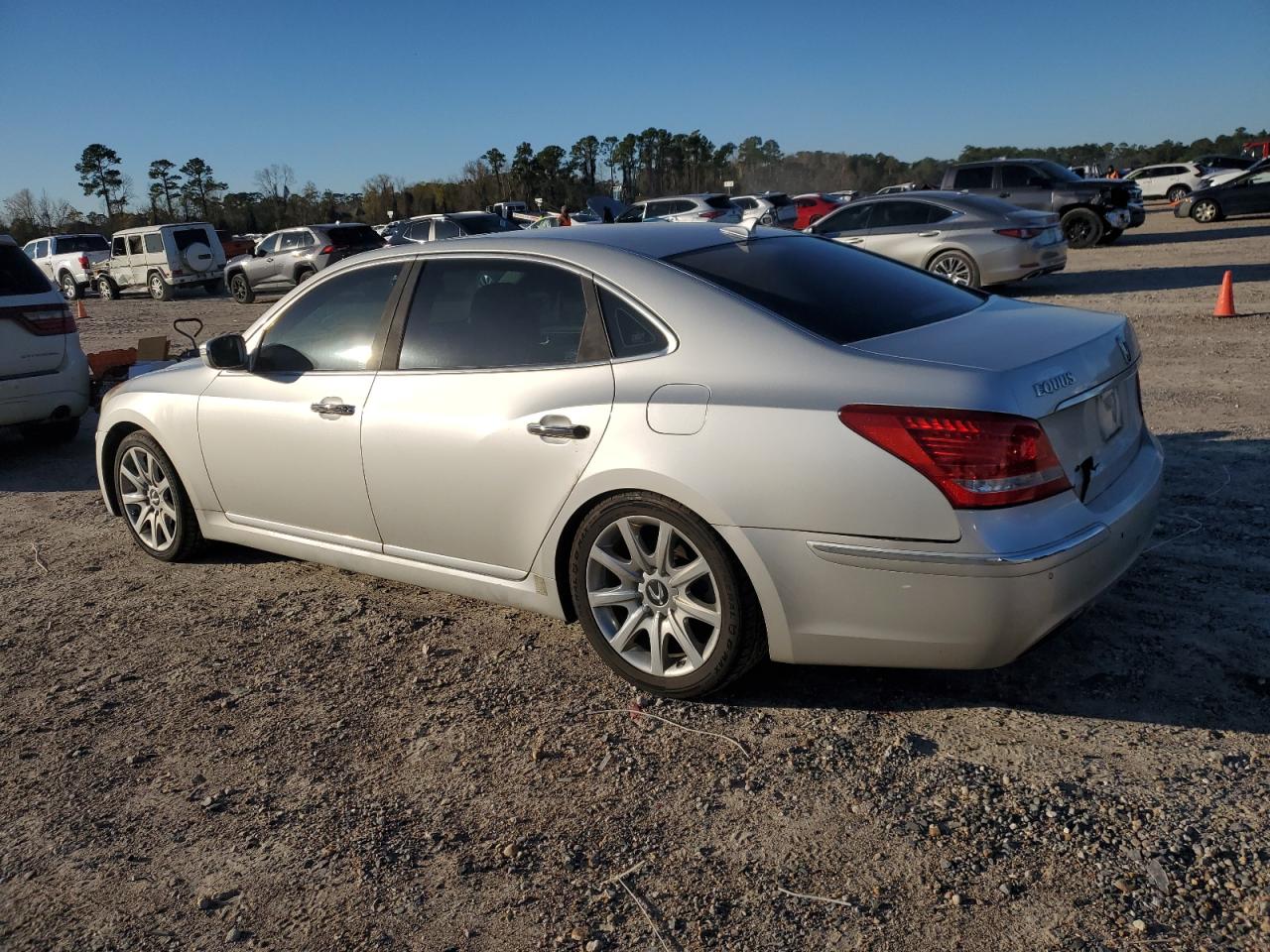 2013 Hyundai Equus - Image 2