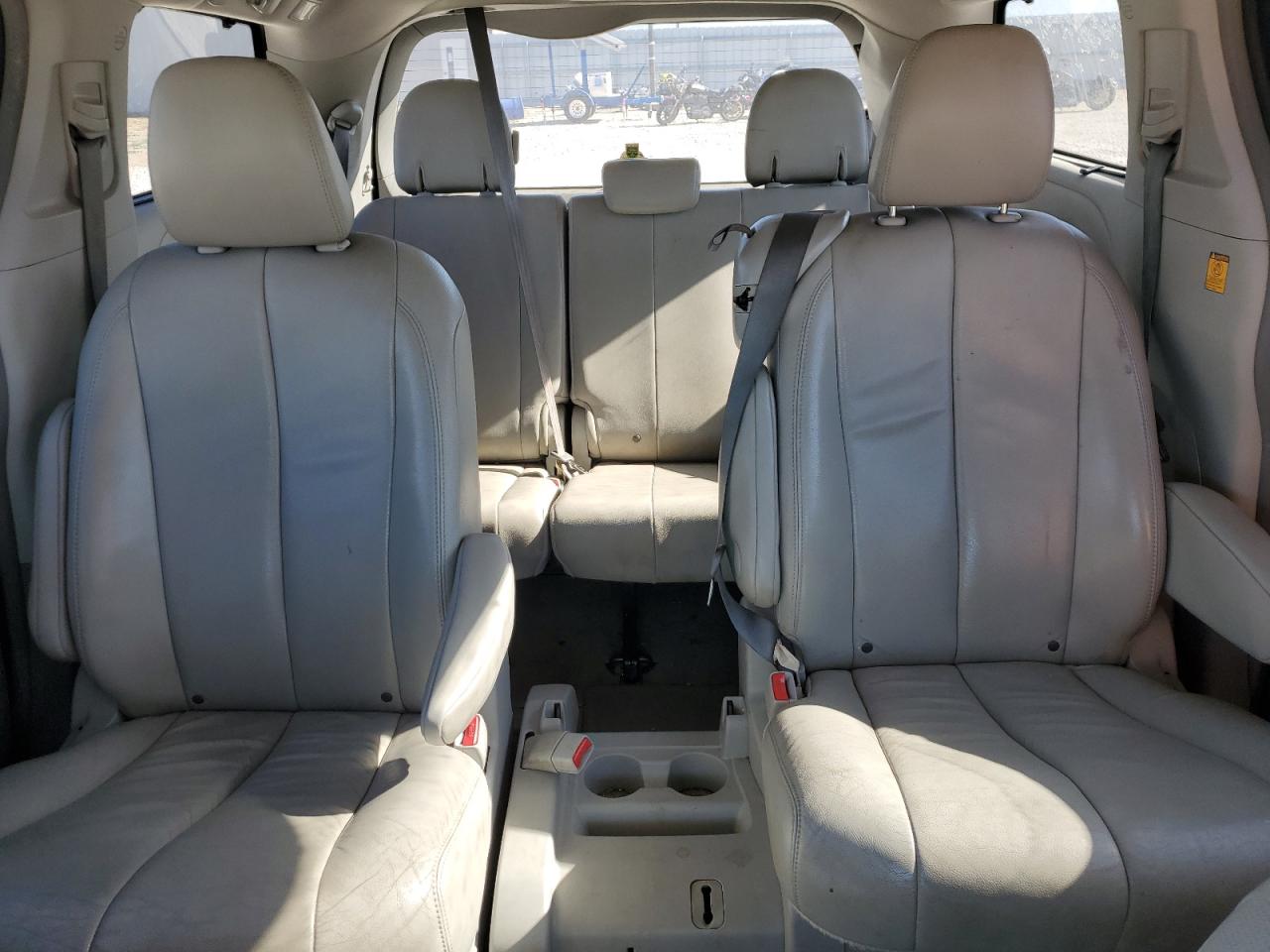 2013 Toyota Sienna - Image 10