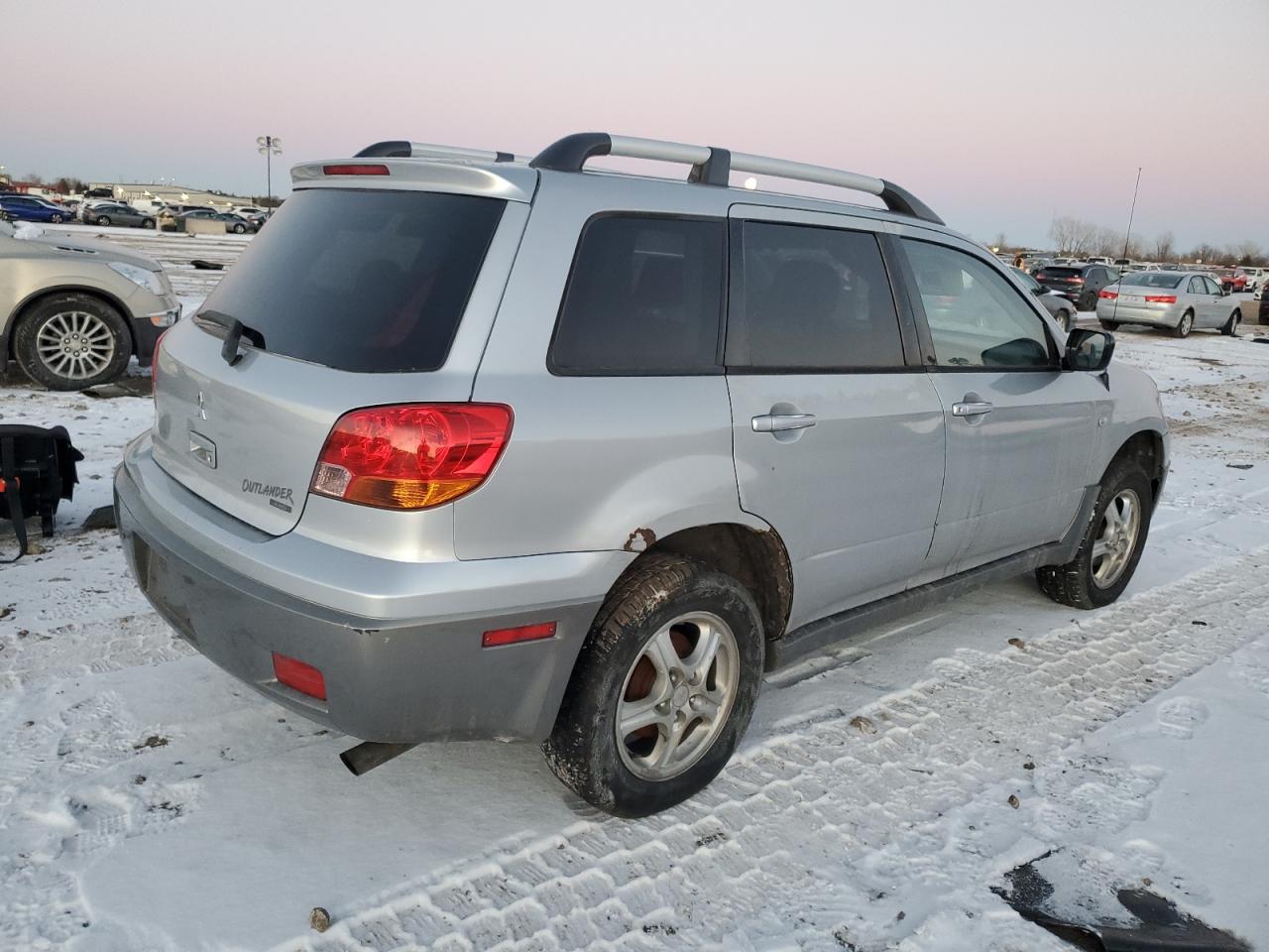 2004 Mitsubishi Outlander - Image 3
