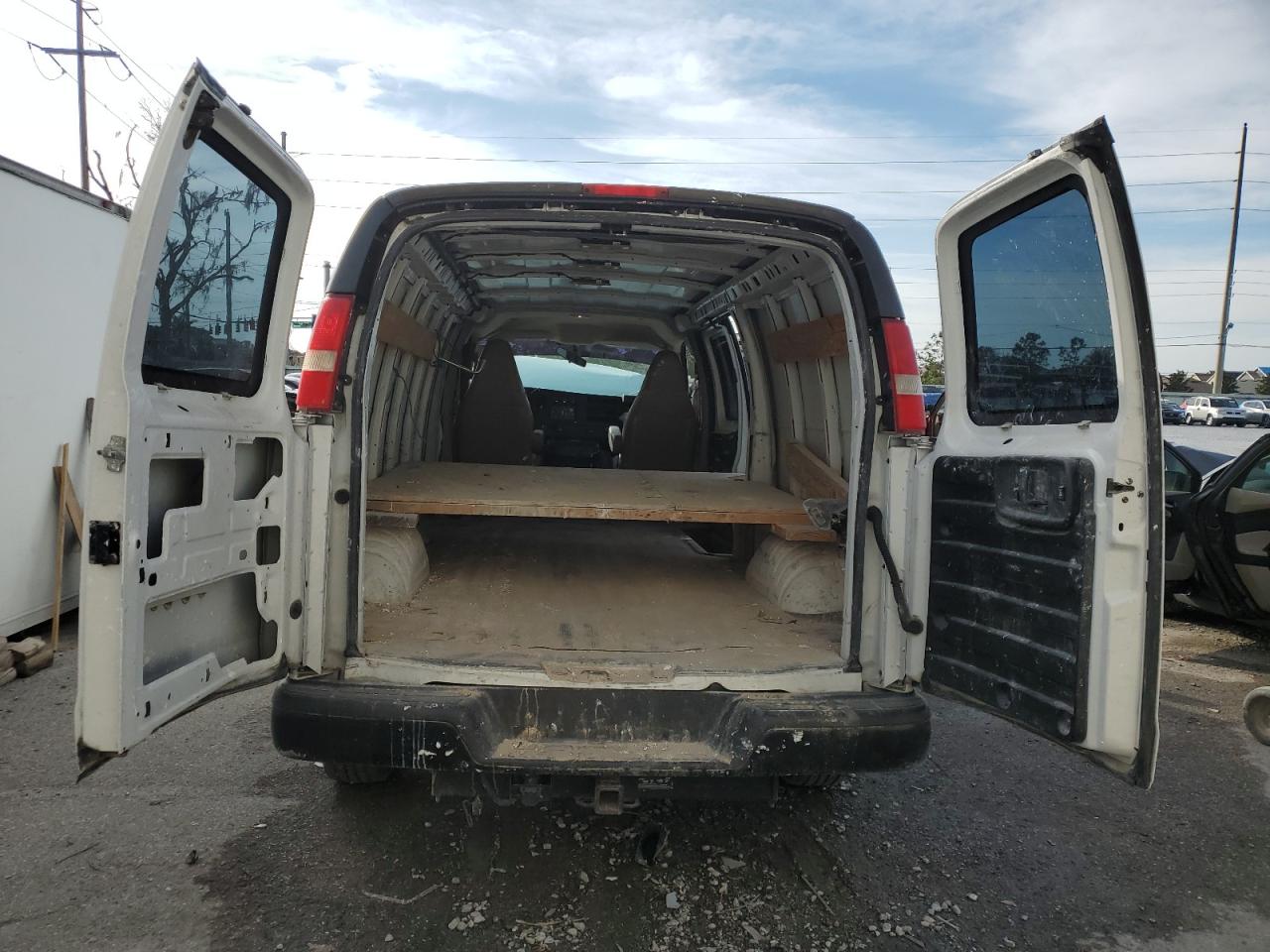 2016 Chevrolet Express - Image 10