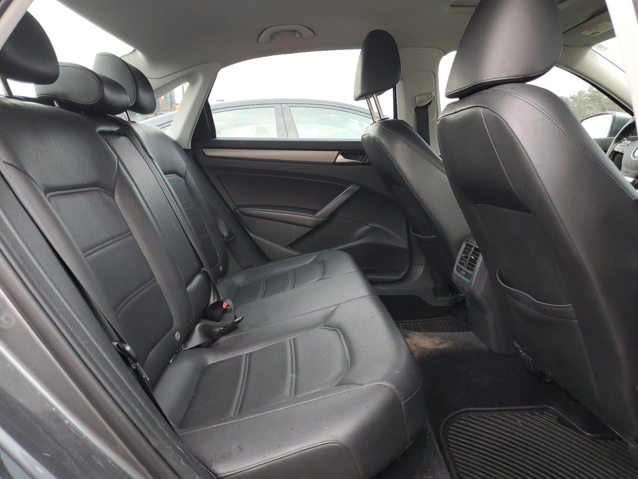 2014 Volkswagen Passat - Image 10