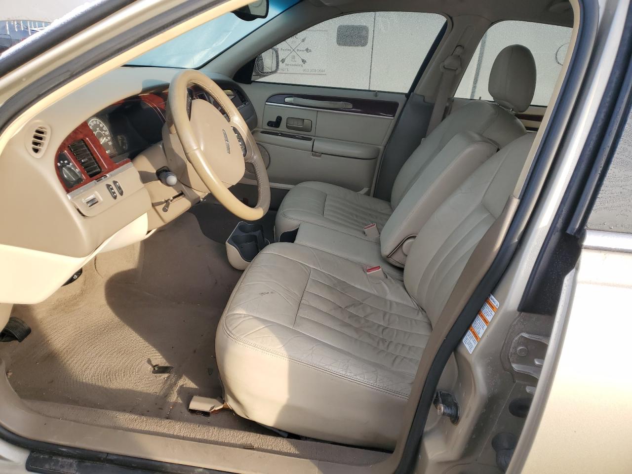 2005 Lincoln Town Car - Image 7