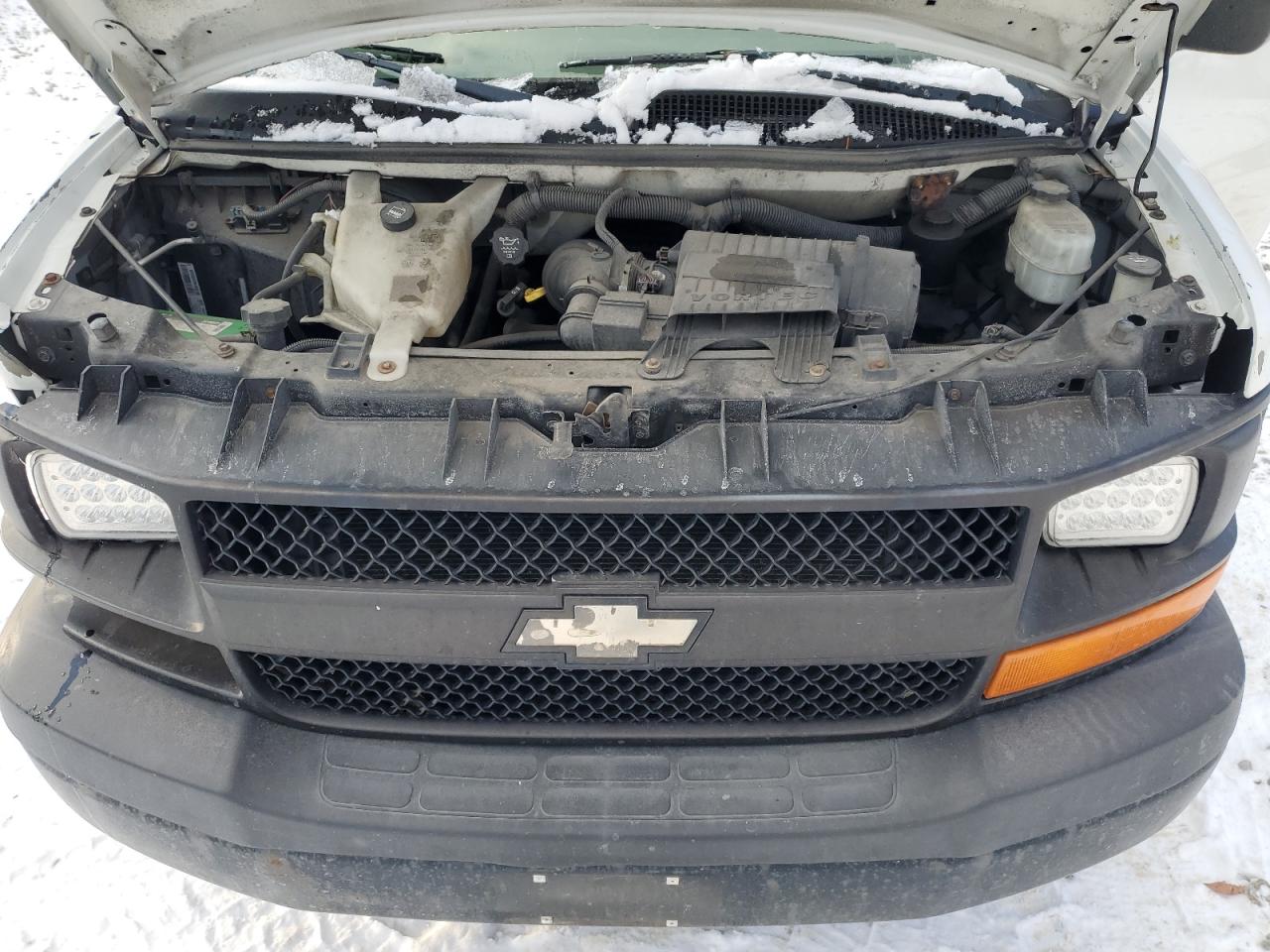 2009 Chevrolet Express - Image 12