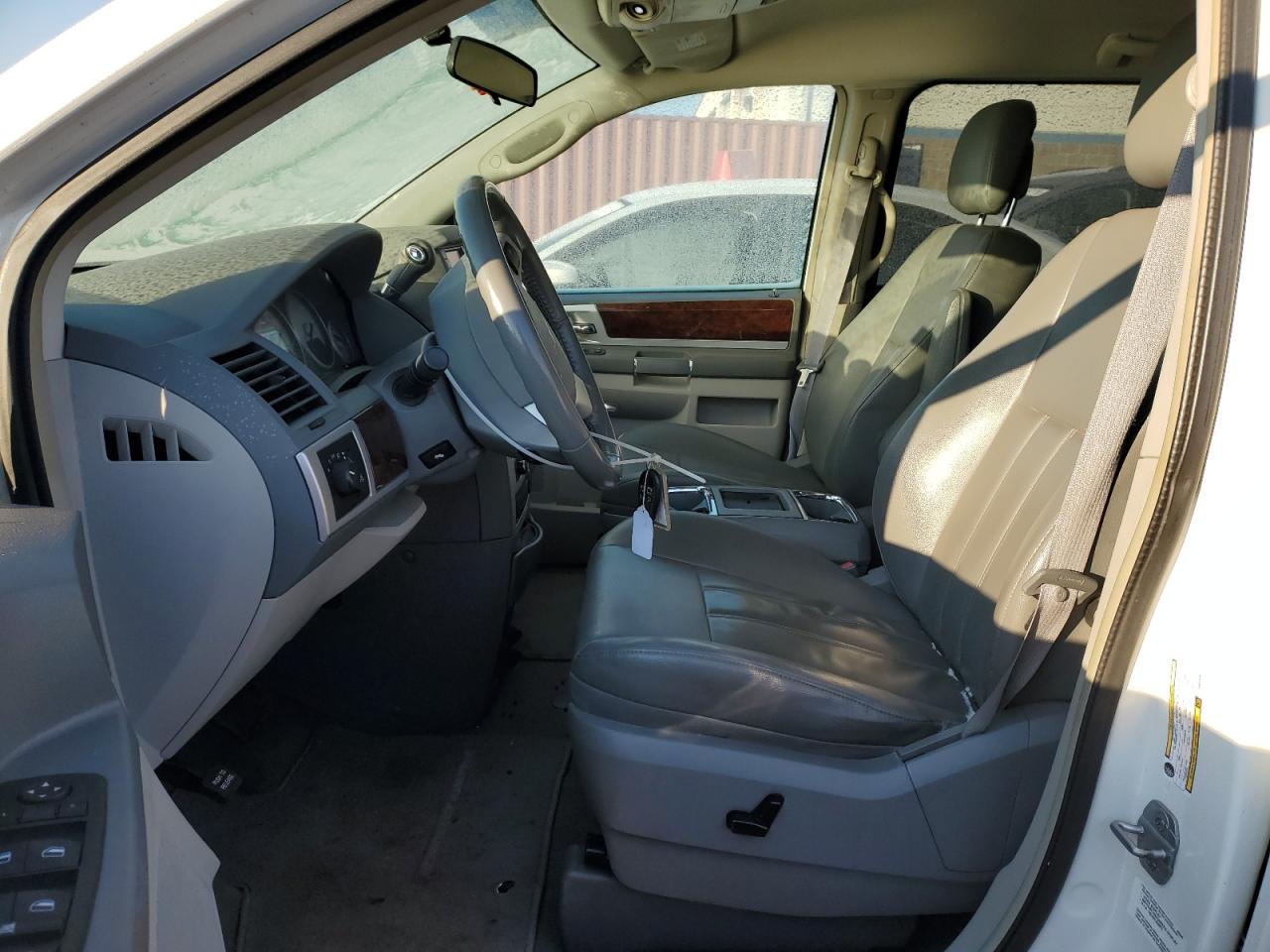 2010 Chrysler Town & Country - Image 7