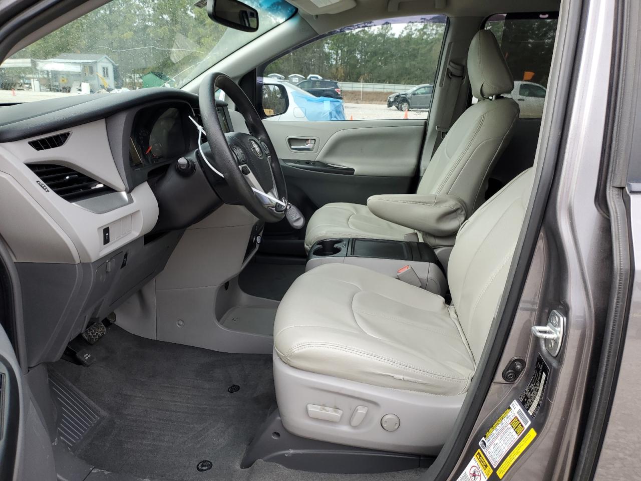 2017 Toyota Sienna - Image 7