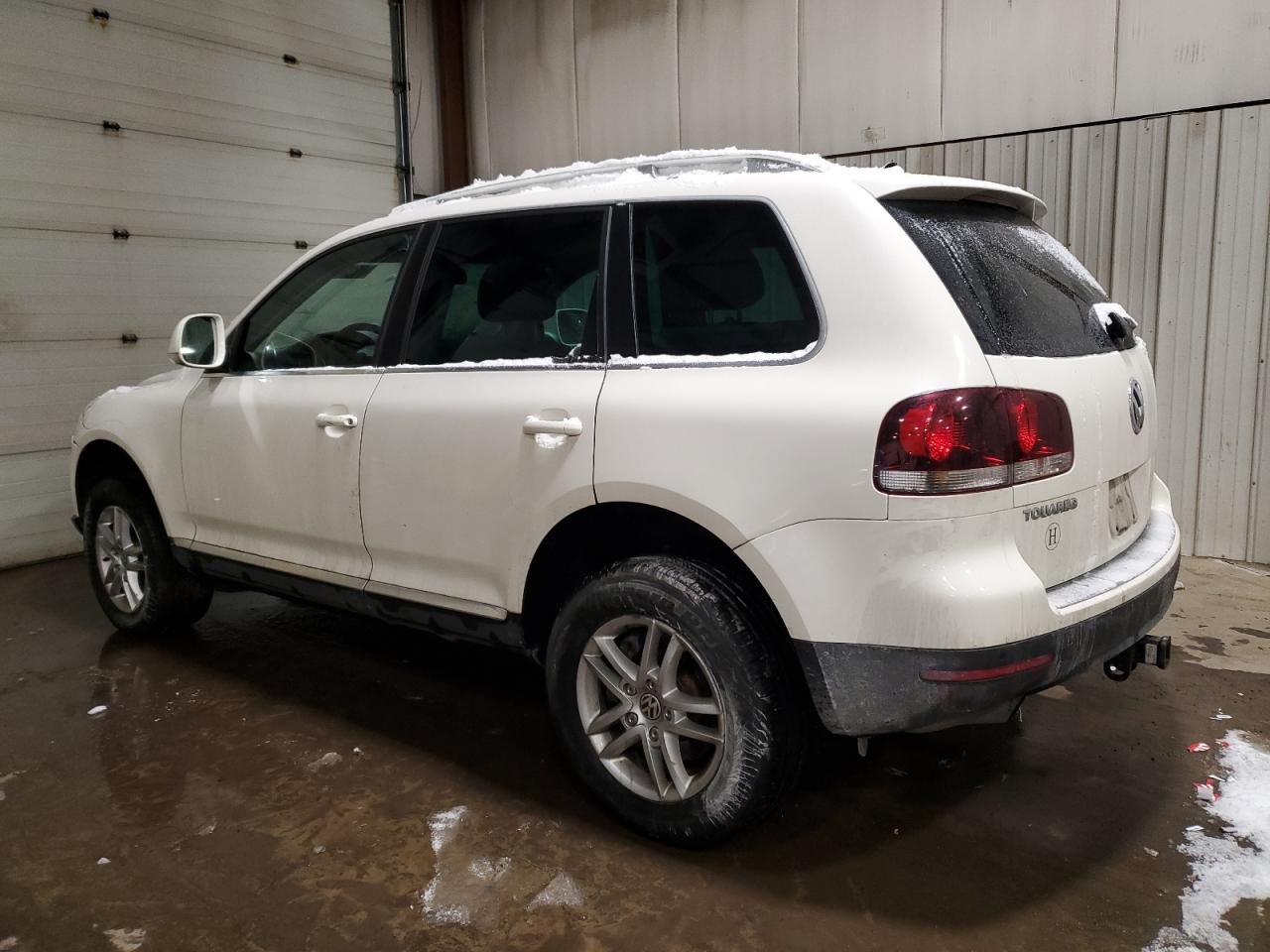 2009 Volkswagen Touareg - Image 2