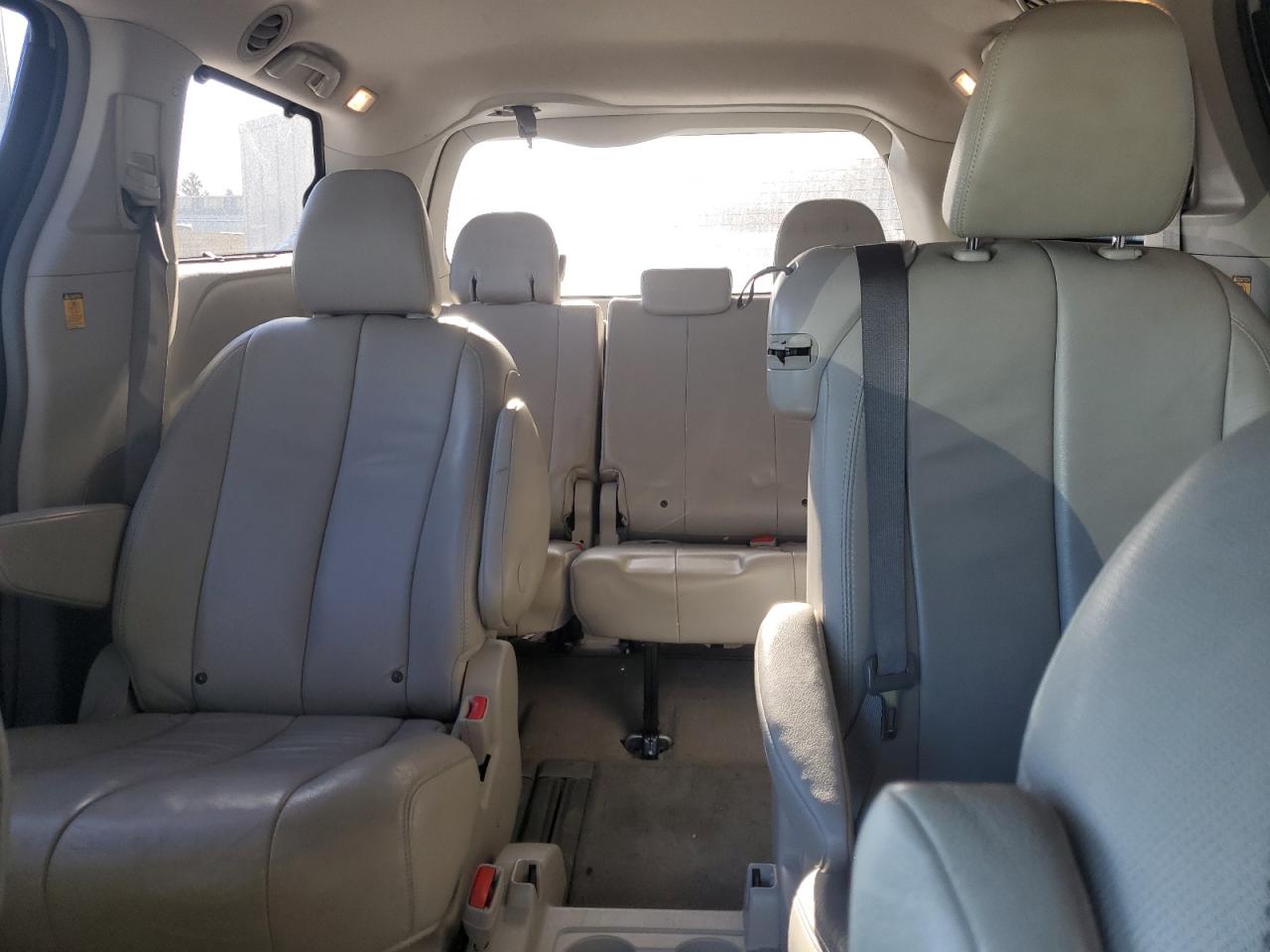 2013 Toyota Sienna - Image 10