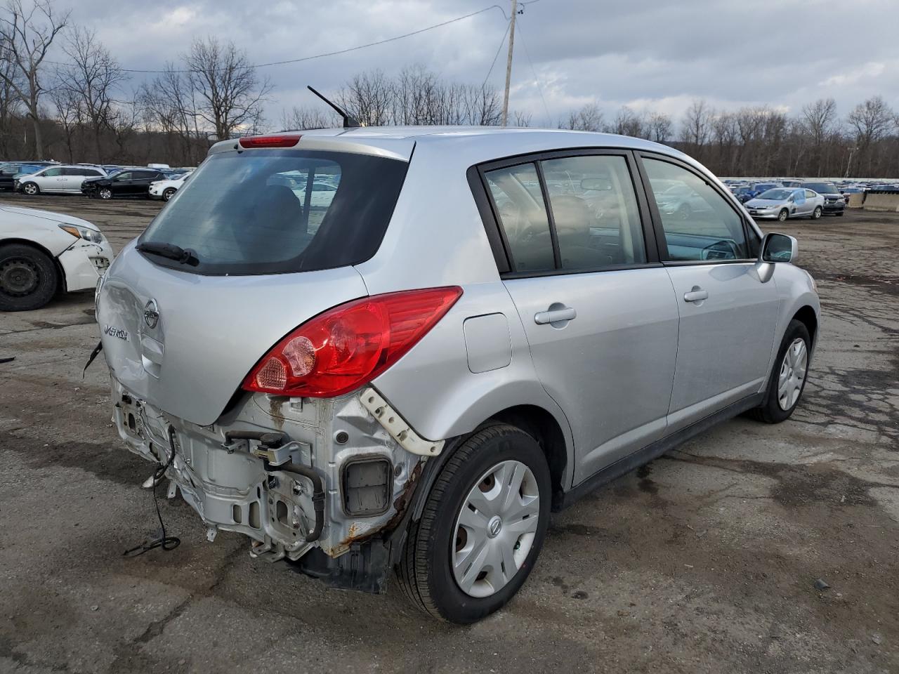 2011 Nissan Versa - Image 3
