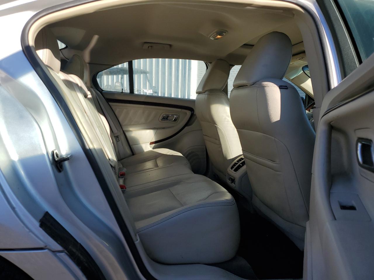 2010 Ford Taurus - Image 10