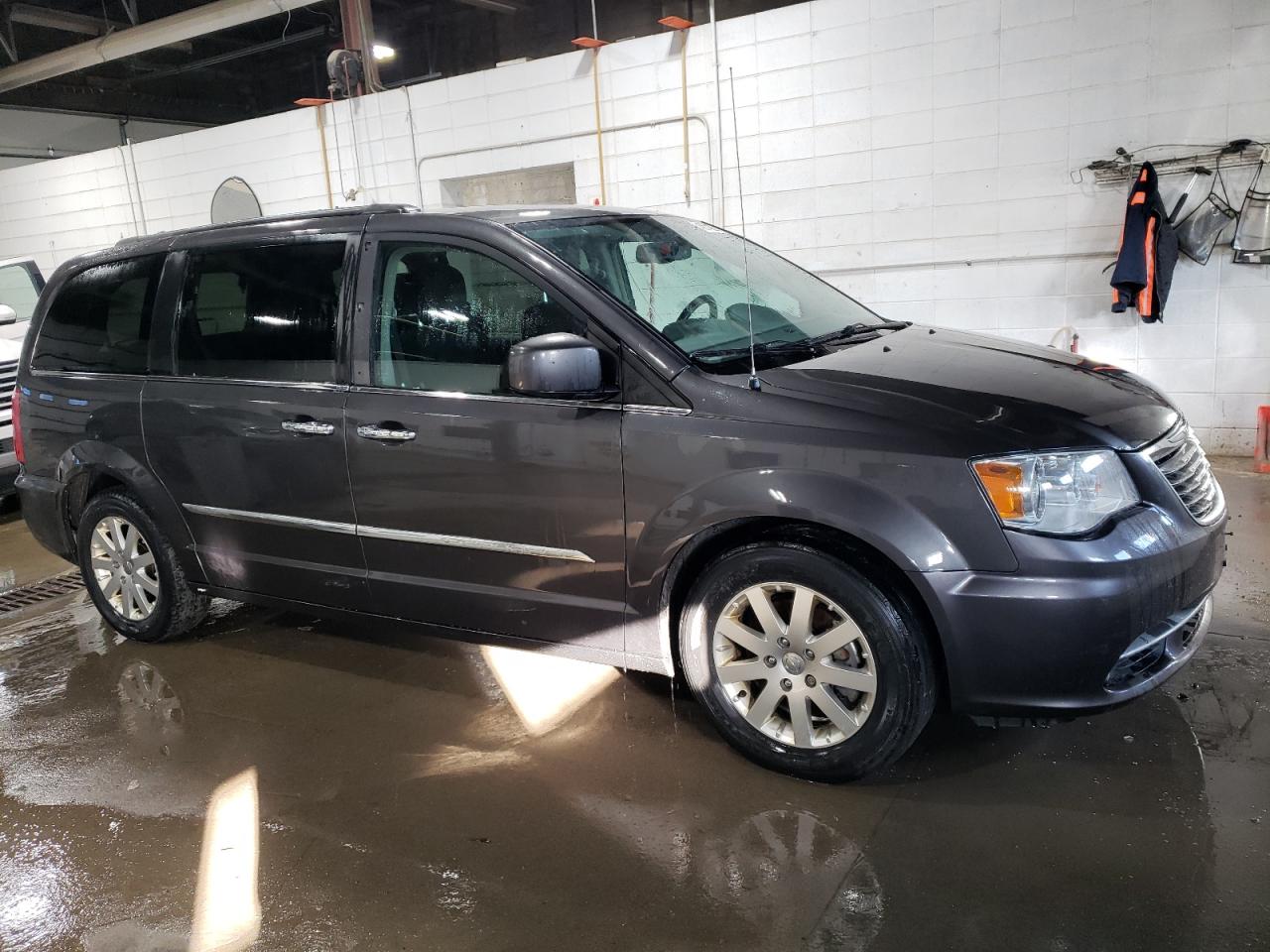 2015 Chrysler Town & Country - Image 4