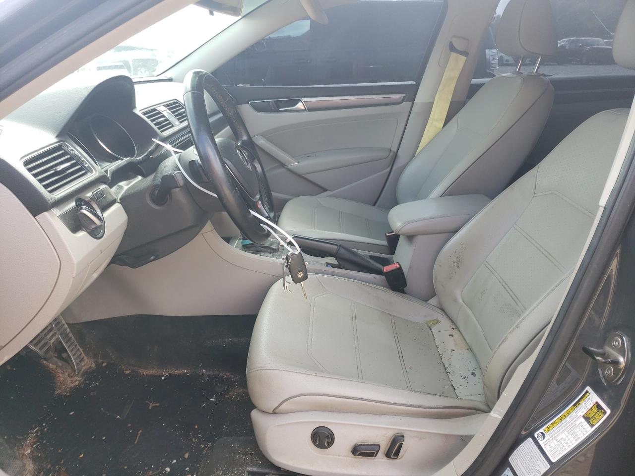 2017 Volkswagen Passat - Image 7