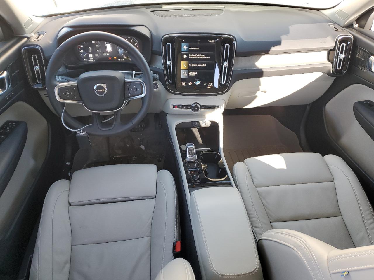 2022 Volvo XC40 - Image 8
