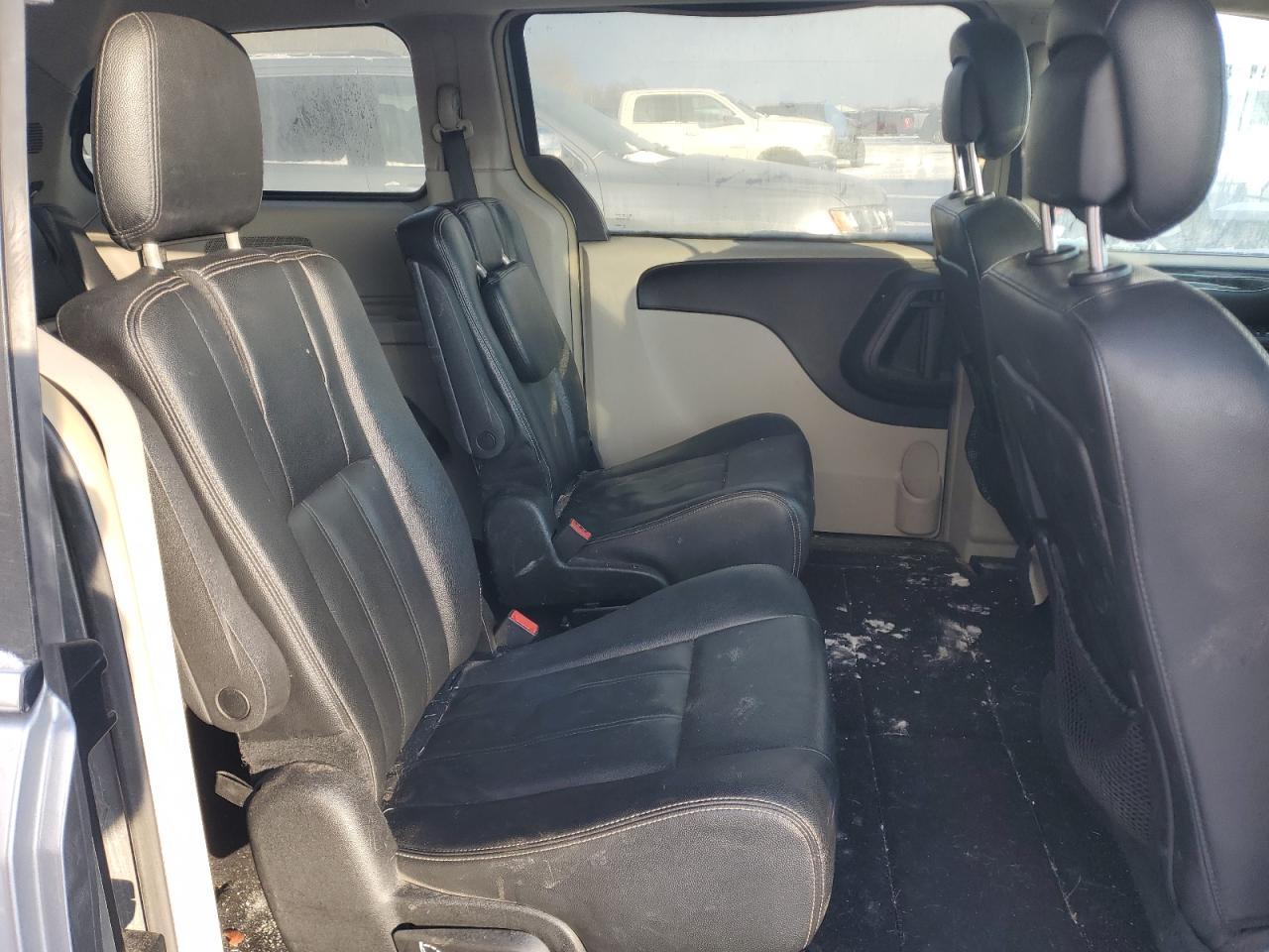 2016 Chrysler Town & Country - Image 11