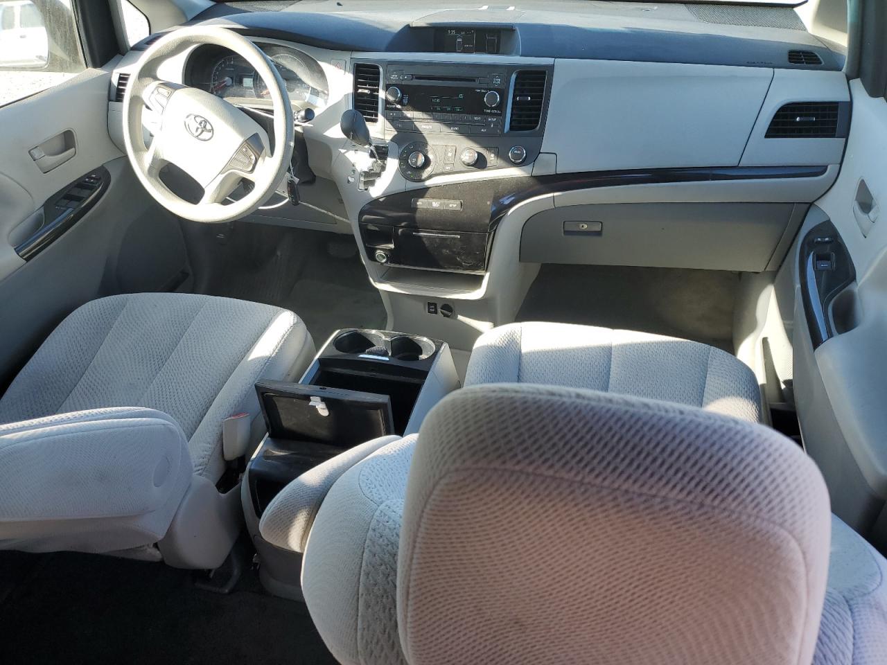 2012 Toyota Sienna - Image 8
