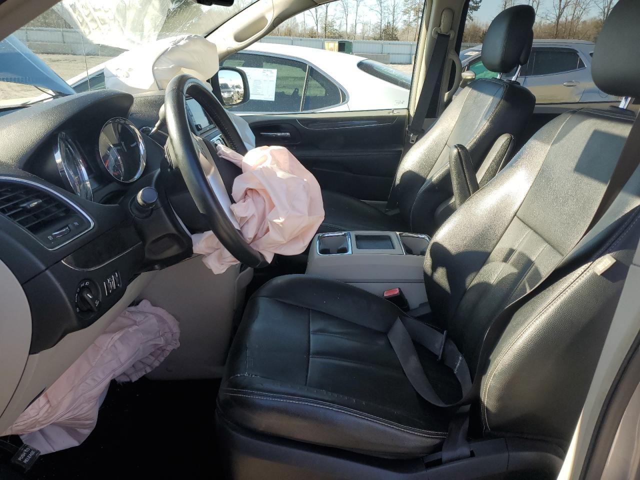 2016 Chrysler Town & Country - Image 7