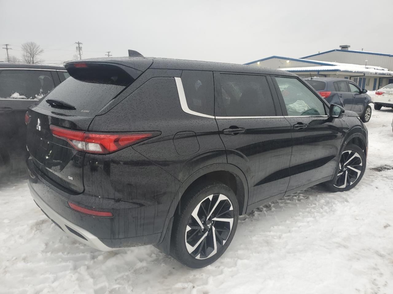2024 Mitsubishi Outlander - Image 3