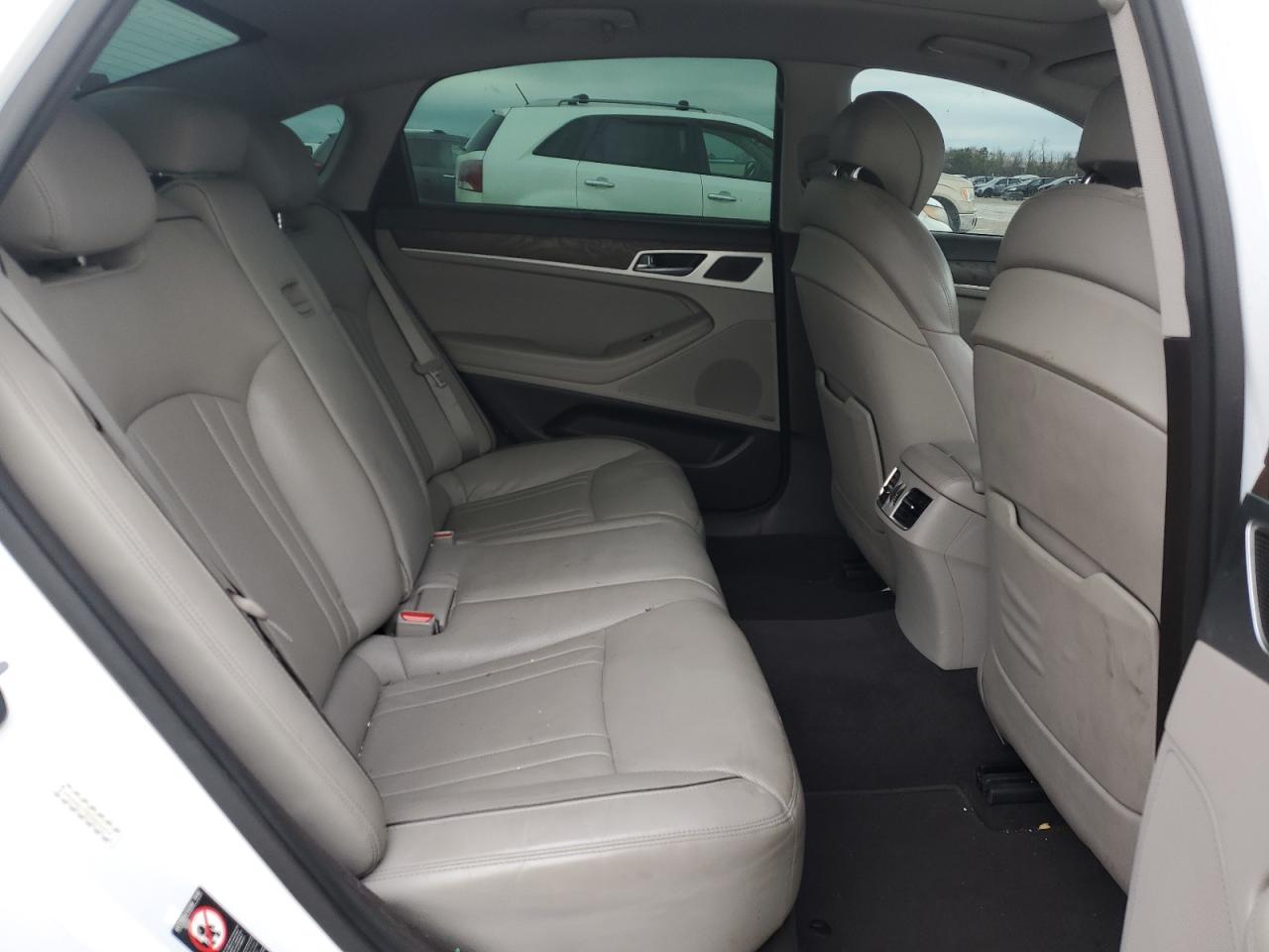 2015 Hyundai Genesis - Image 11