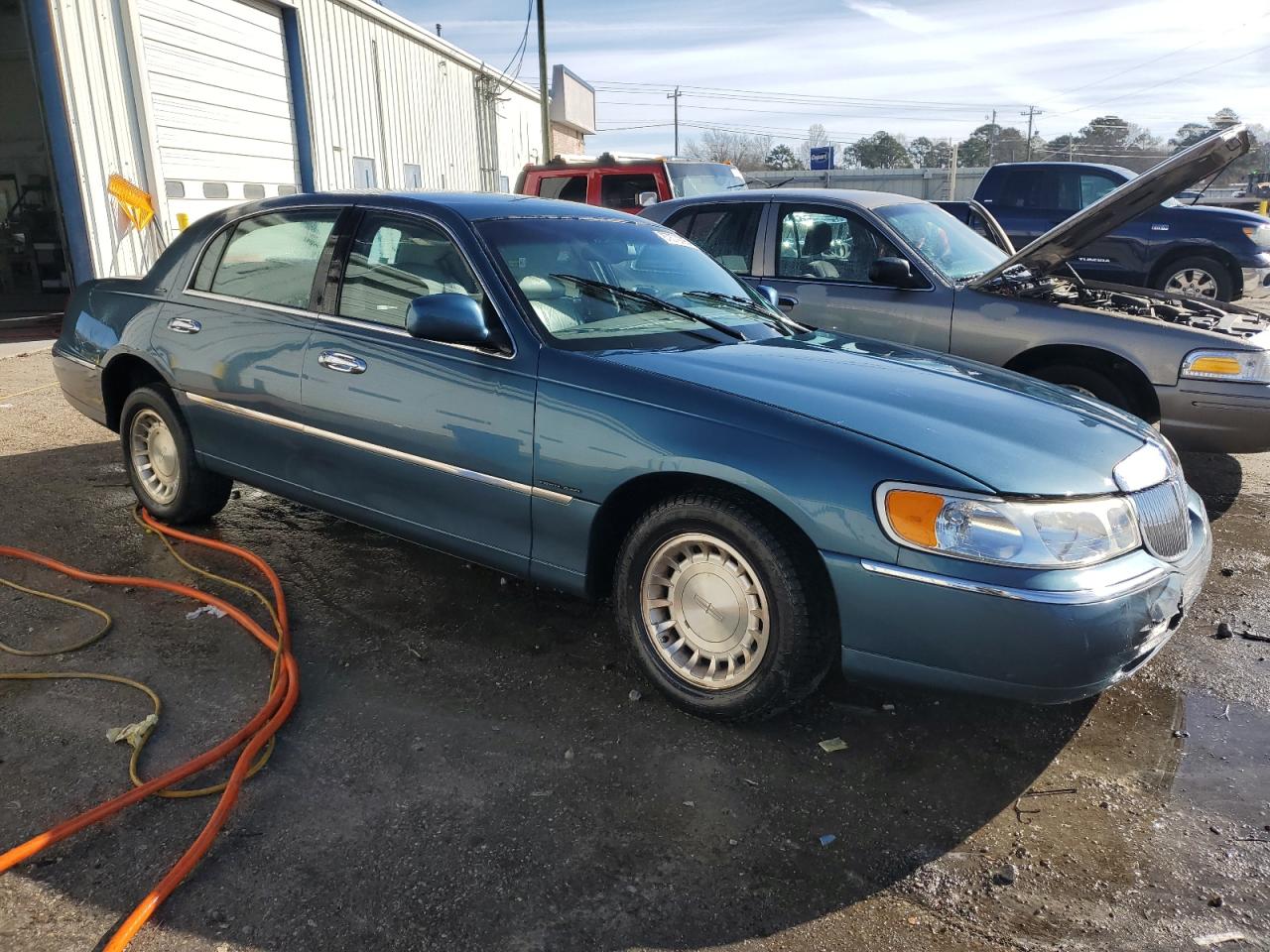 2001 Lincoln Town Car Executive VIN: 1LNHM81W01Y648008 Lot: 86470655