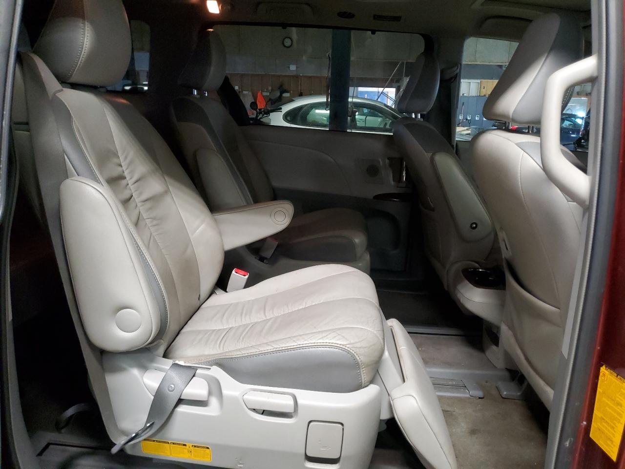 2012 Toyota Sienna - Image 11