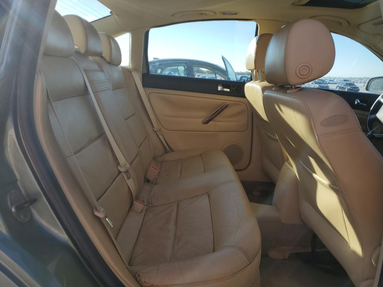 2003 Volkswagen Passat - Image 10