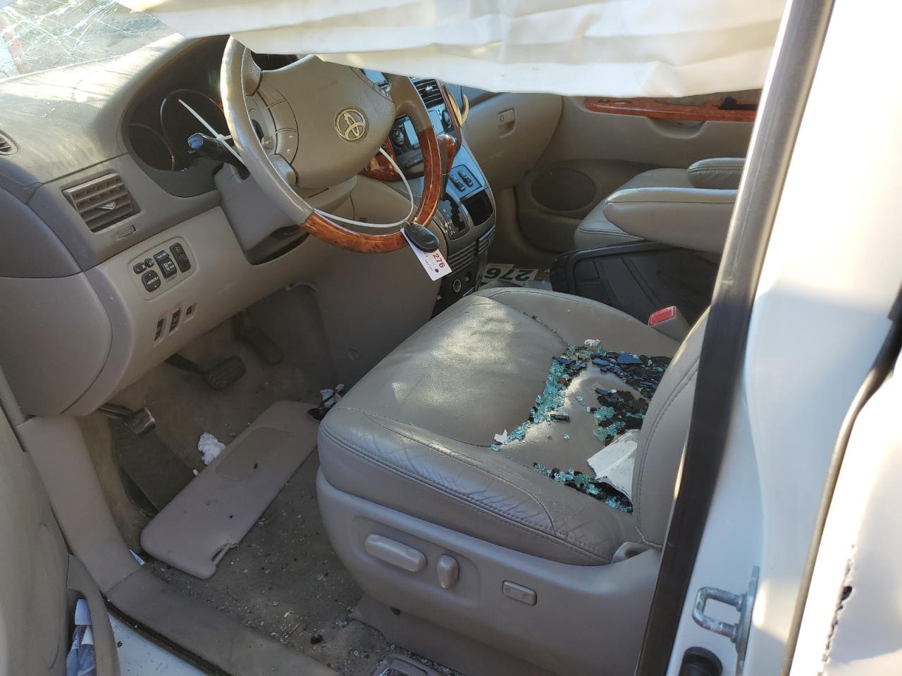 2010 Toyota Sienna - Image 7