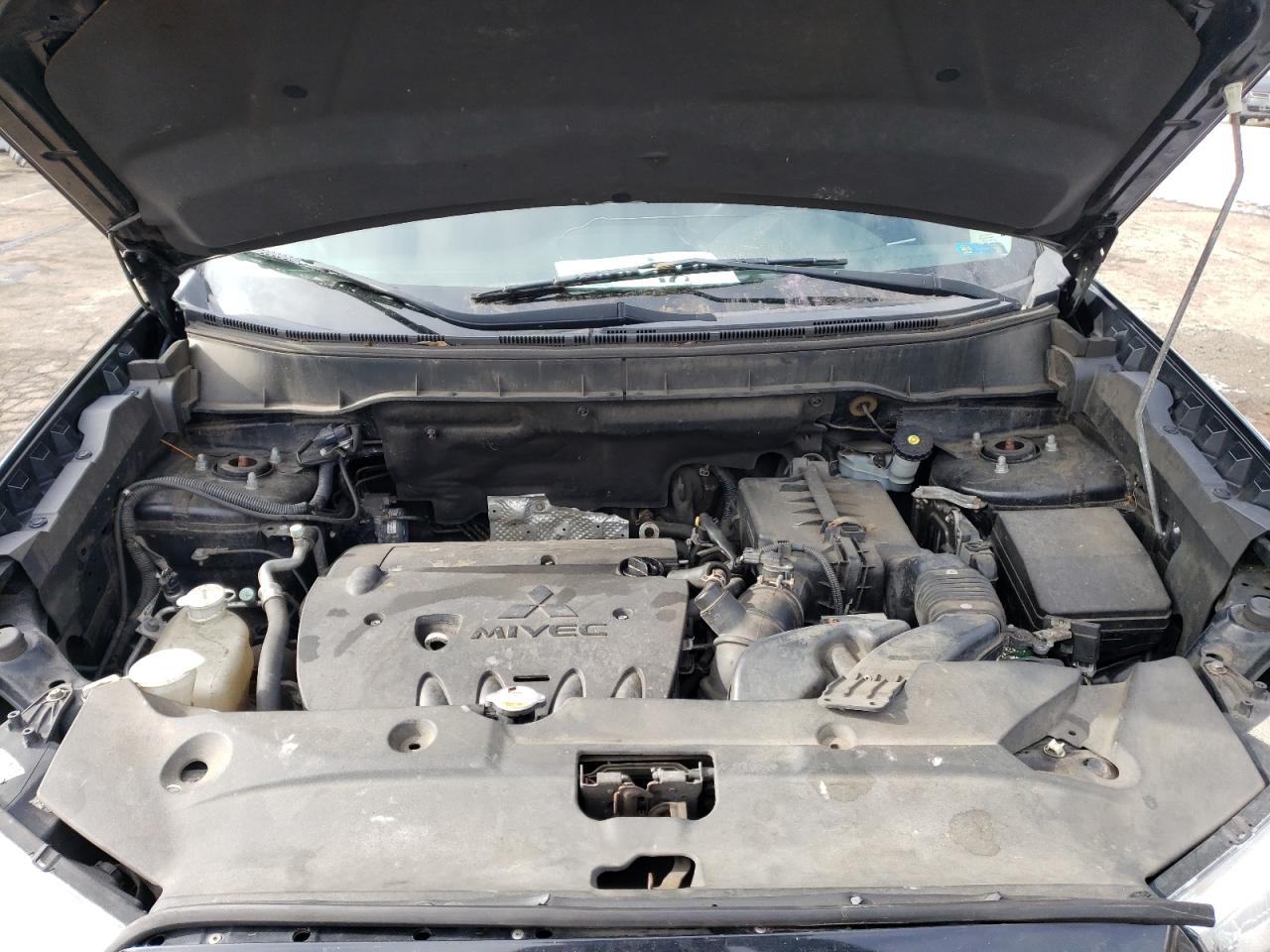 2015 Mitsubishi Outlander - Image 13