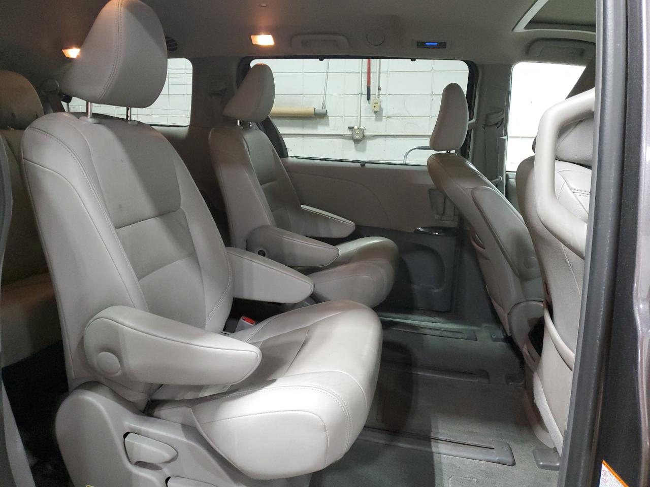 2015 Toyota Sienna - Image 11