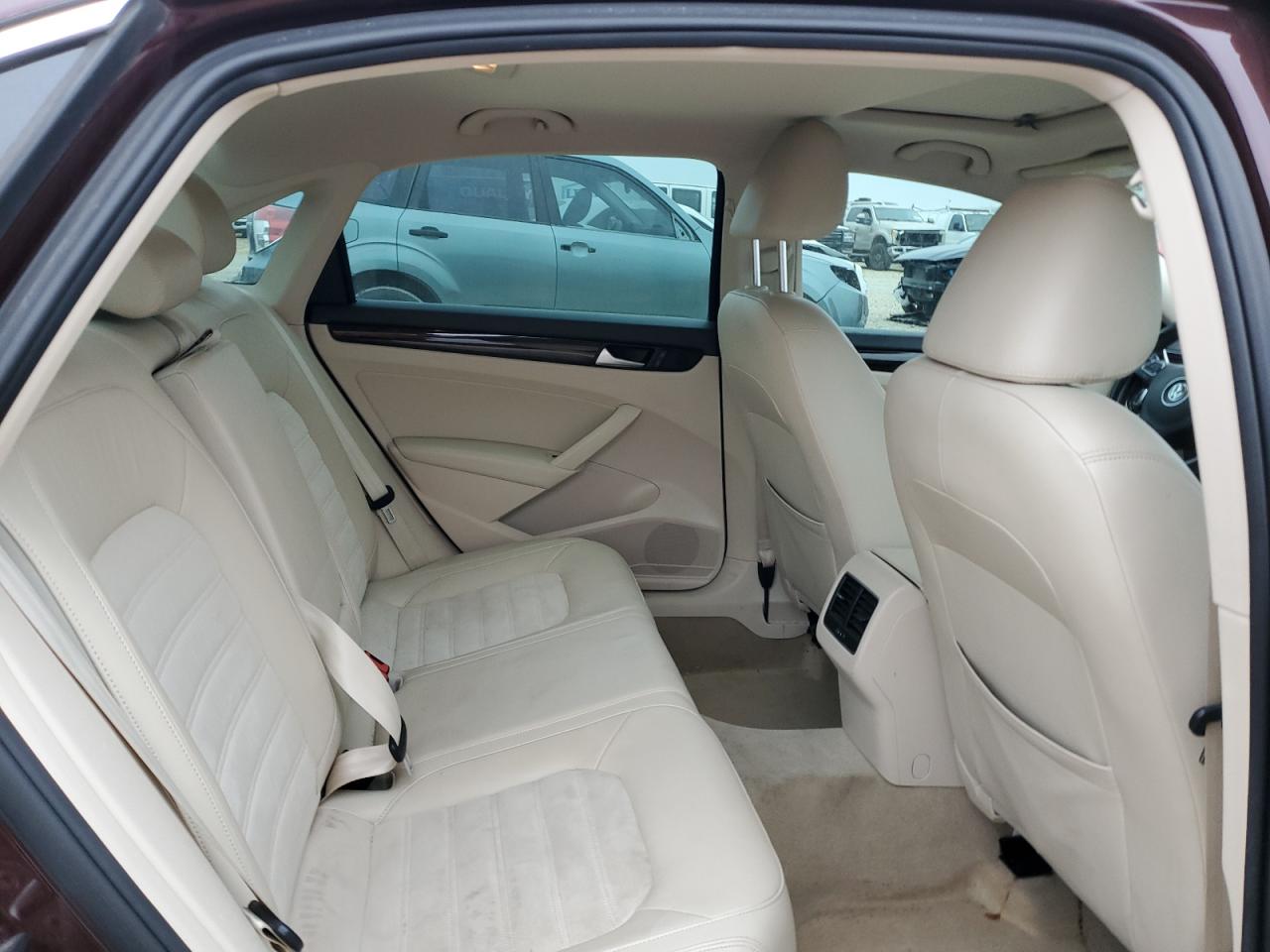 2014 Volkswagen Passat - Image 10