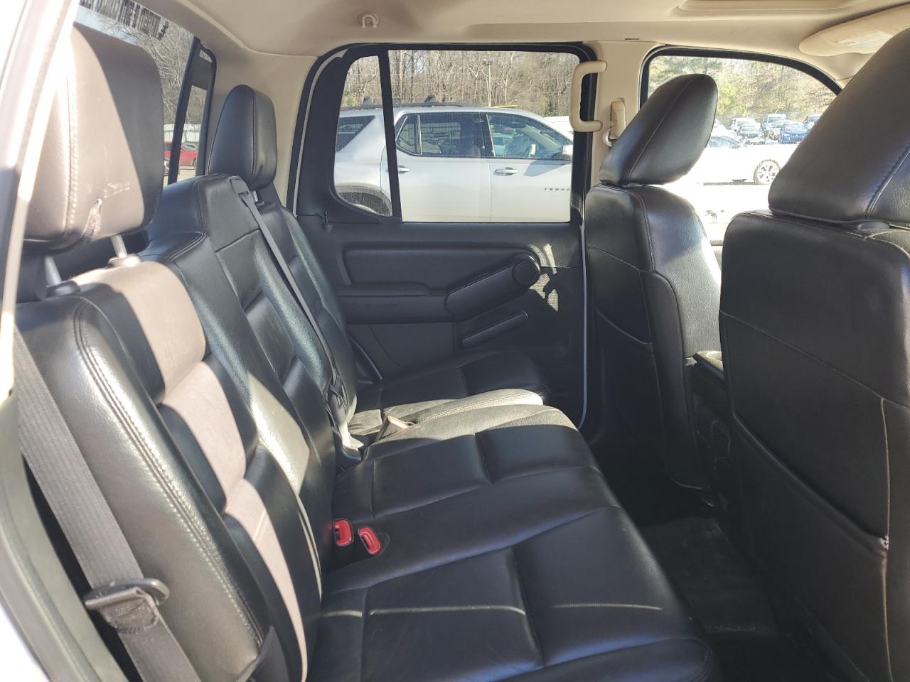 2010 Ford Explorer - Image 11