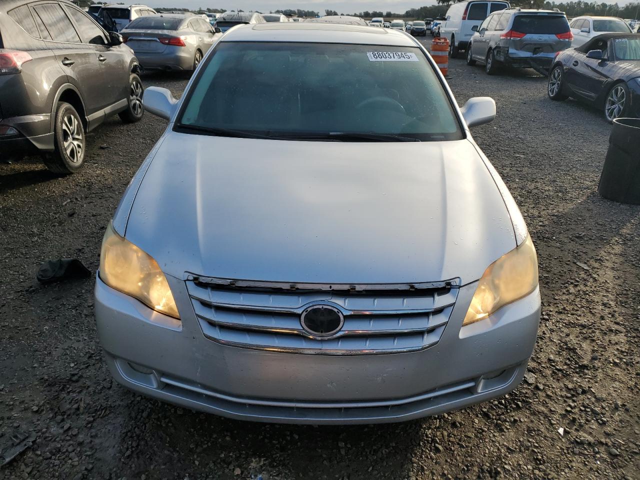 2005 Toyota Avalon - Image 5
