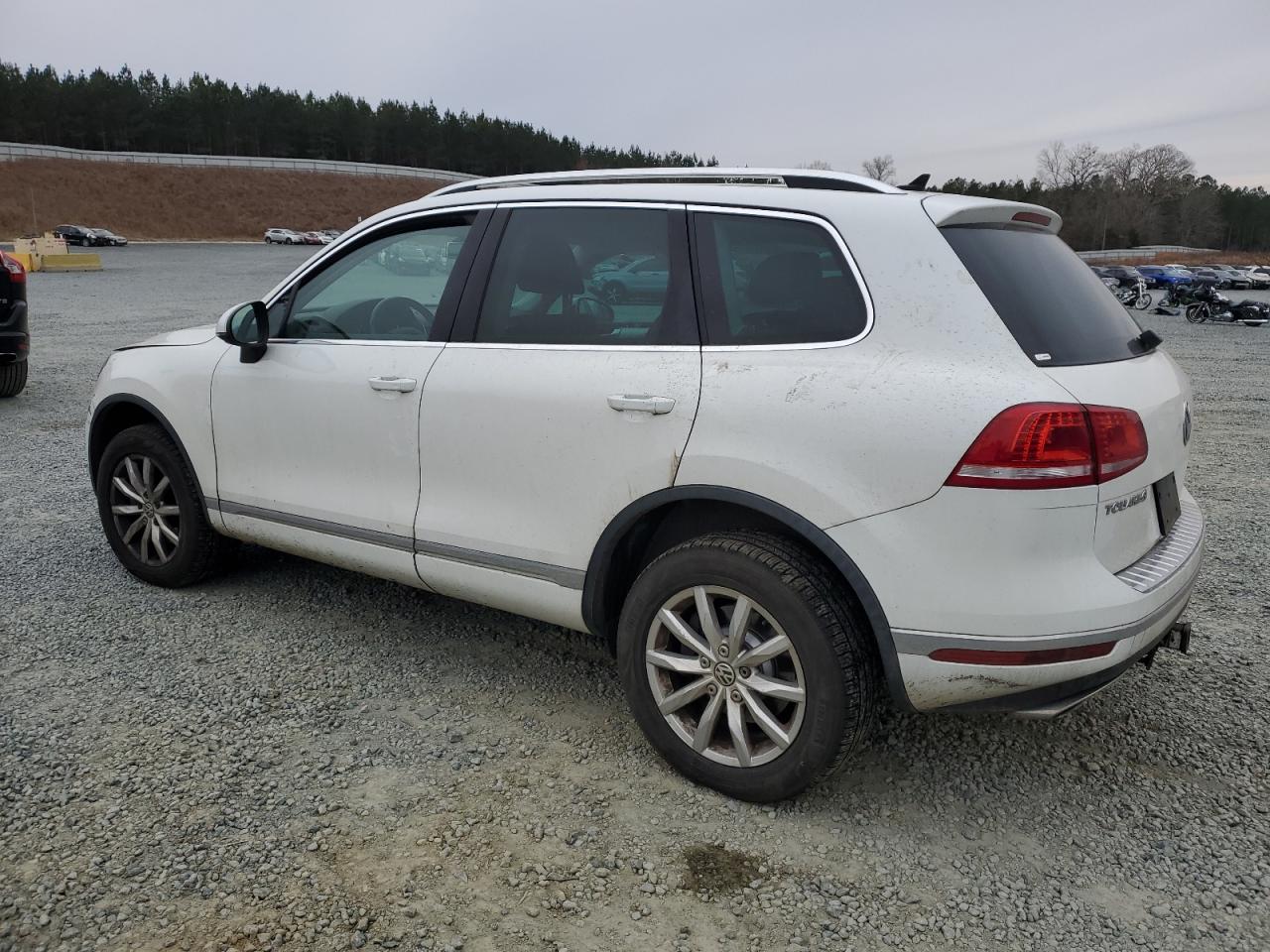2015 Volkswagen Touareg - Image 2