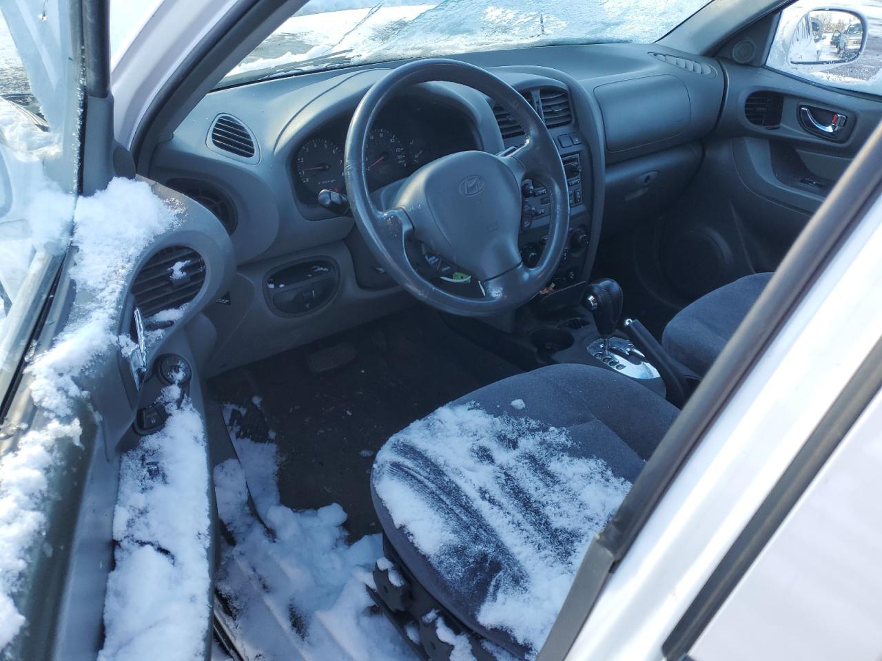 2004 Hyundai Santa Fe - Image 8