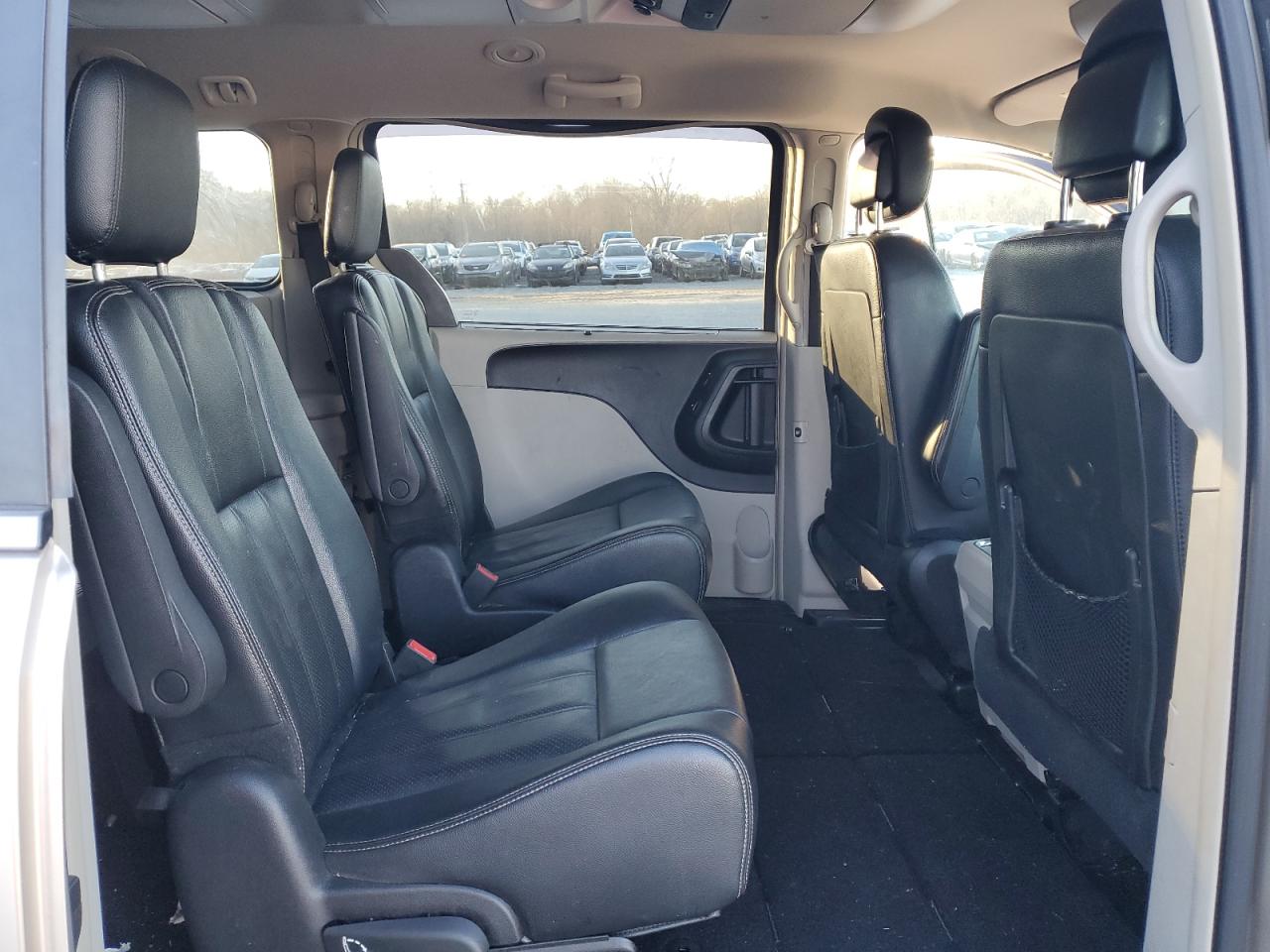 2015 Chrysler Town & Country - Image 11