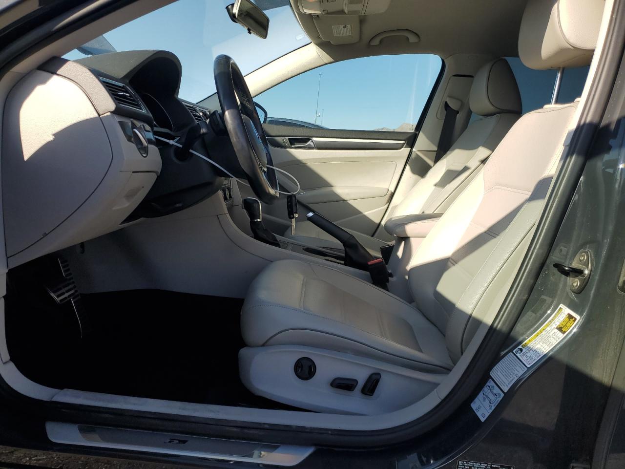 2017 Volkswagen Passat - Image 7