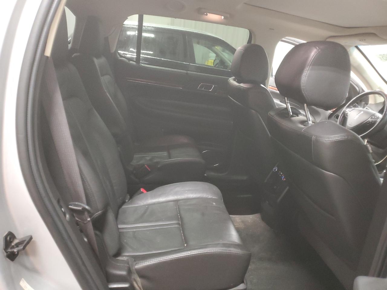 2016 Lincoln MKT - Image 11