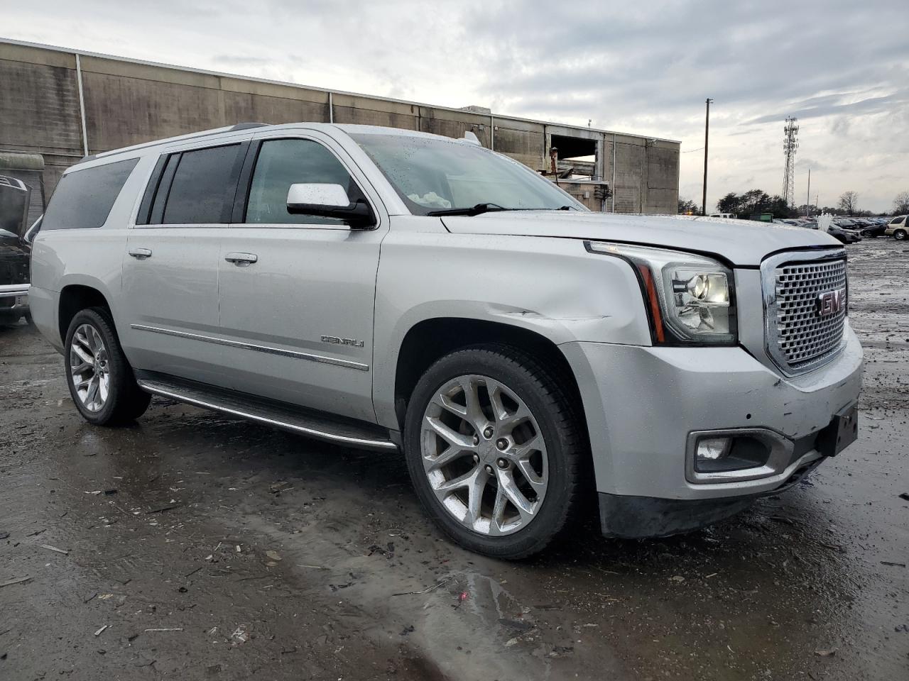 2017 GMC Yukon - Image 4
