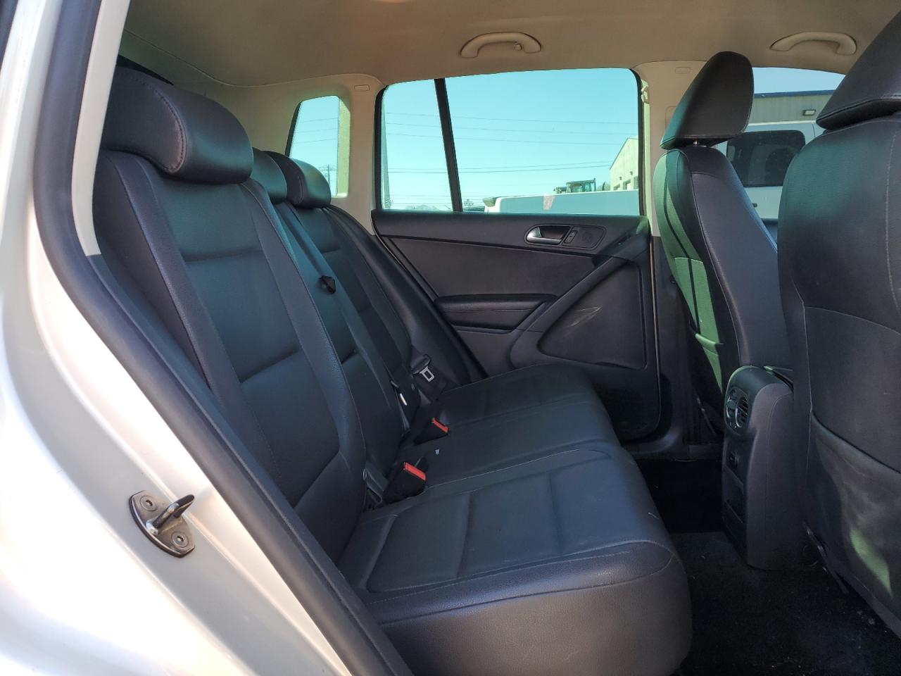 2010 Volkswagen Tiguan - Image 11