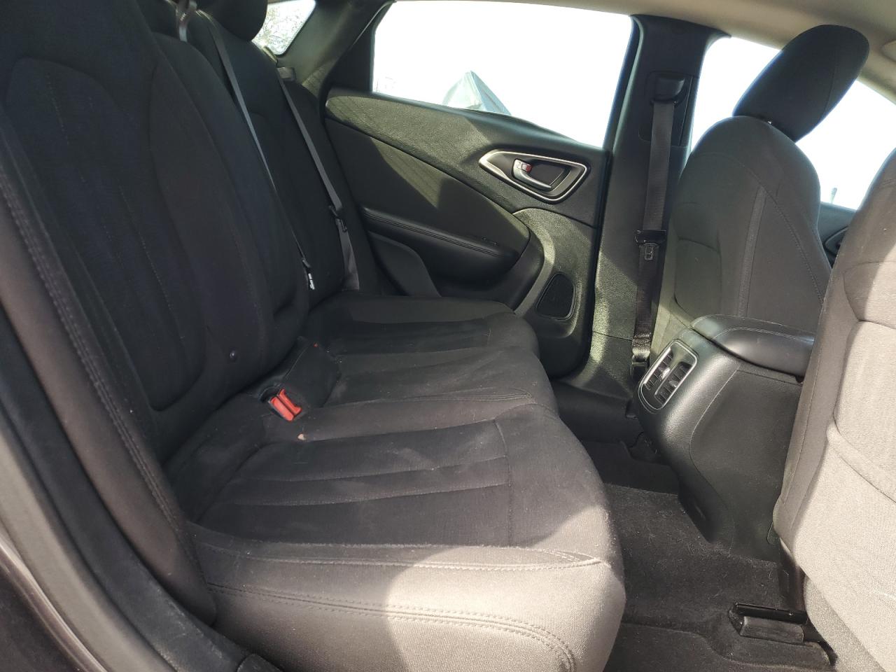 2015 Chrysler 200 - Image 10