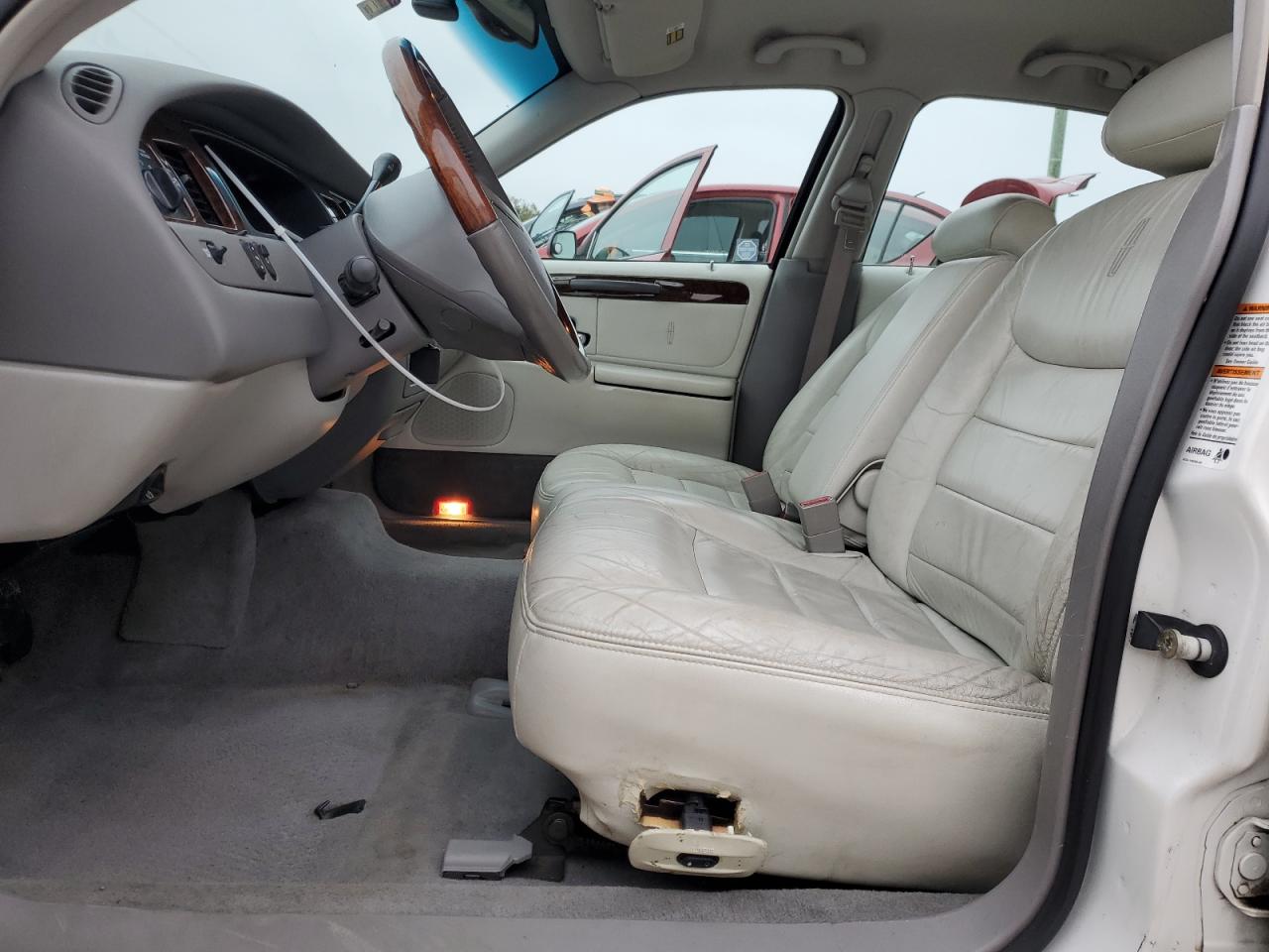 2002 Lincoln Town Car - Image 7
