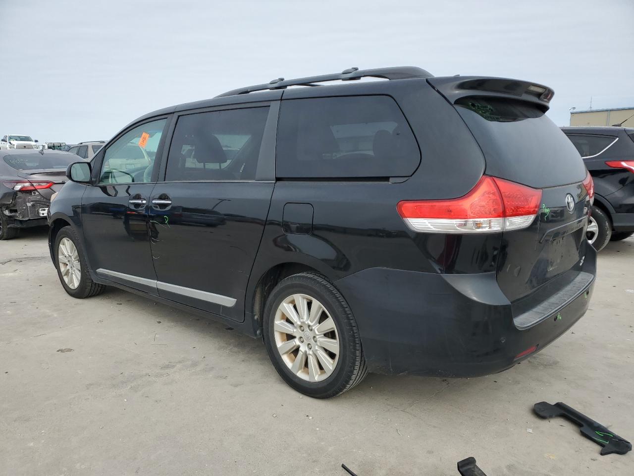 2014 Toyota Sienna - Image 2