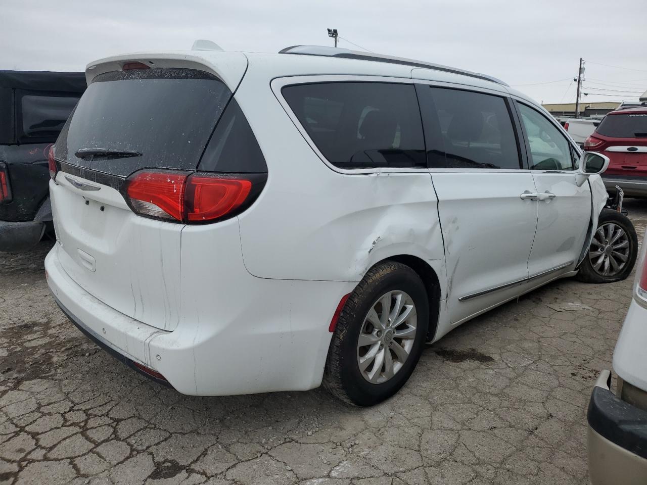 2019 Chrysler Pacifica - Image 3