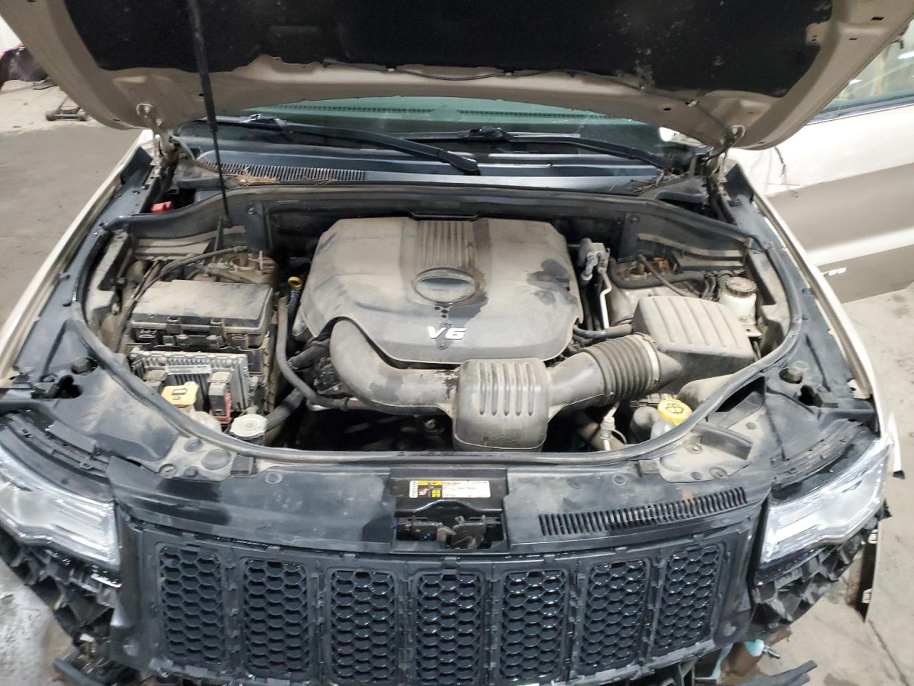 2015 Jeep Grand Cherokee - Image 13