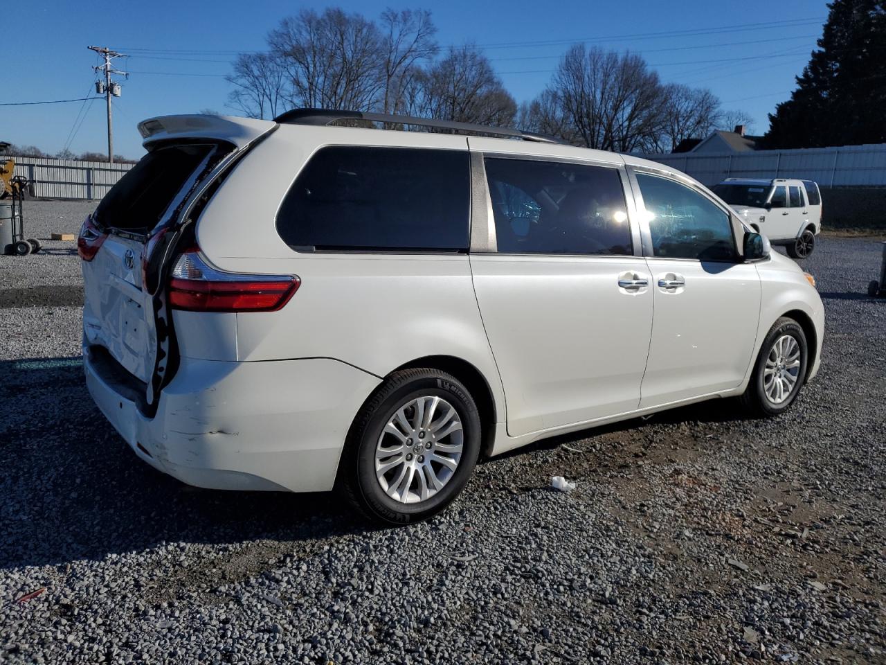 2016 Toyota Sienna - Image 3