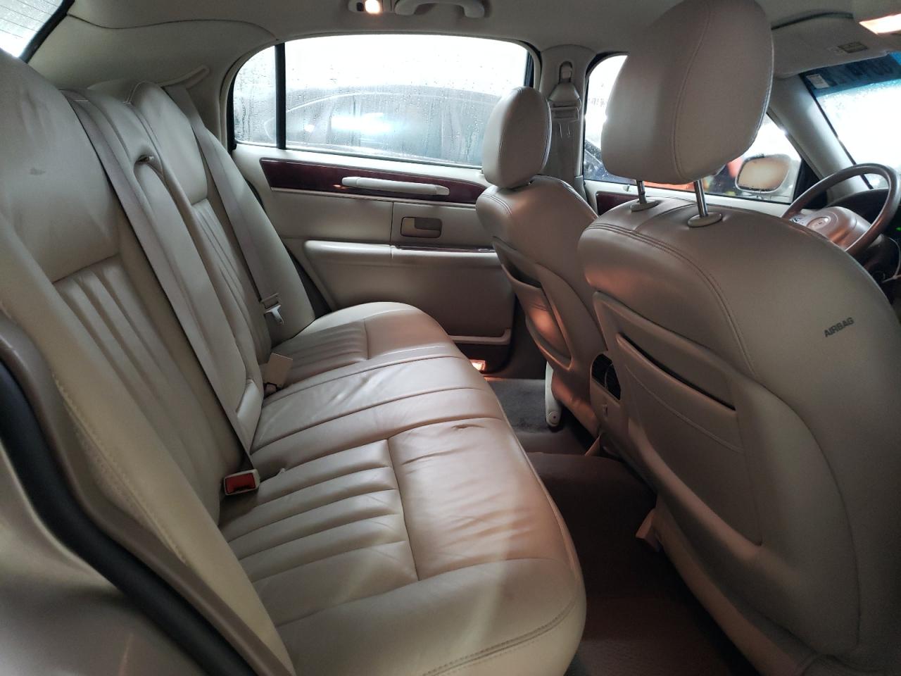 2004 Lincoln Town Car - Image 10