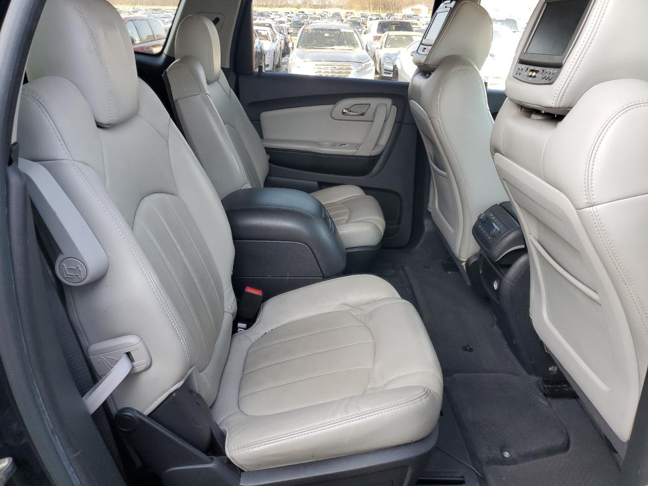 2010 Chevrolet Traverse - Image 12
