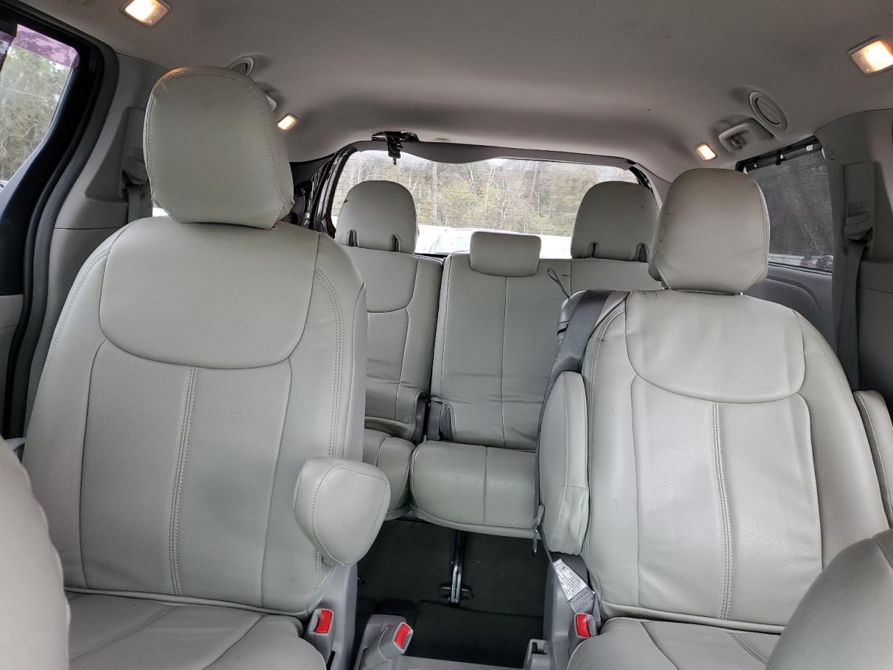 2017 Toyota Sienna - Image 10